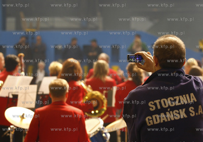 Stocznia Gdansk. Hala K1. Do sniadania stoczniowcom...