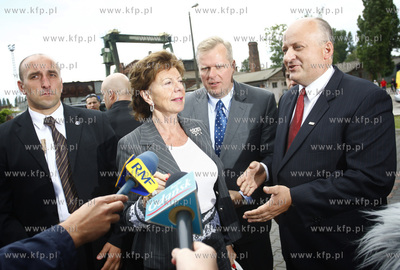 Stocznia Gdansk. Wizyta komisarz UE Neelie Kroes ds....