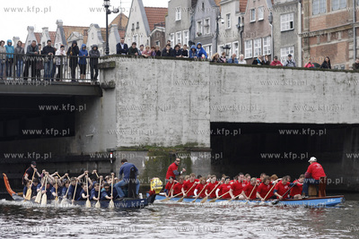 Gdansk. Wyscigi smoczych lodzi. Scigaja sie ekipy Uniwersytetu...