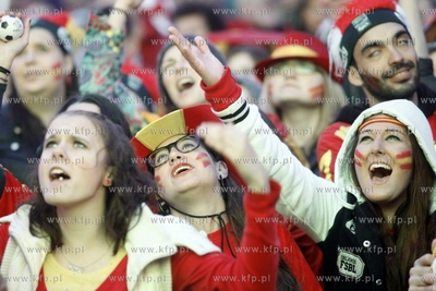 Gdansk. Mistrzostwa europy w pilce noznej. Kibice ogladaja...