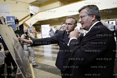 Gdynia. Prezydent RP Bronislaw Komorowski z mama odwiedzil...