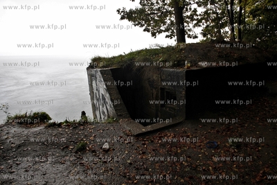 Betonowy schron obserwacyjny osuwa się z gdynskiego...