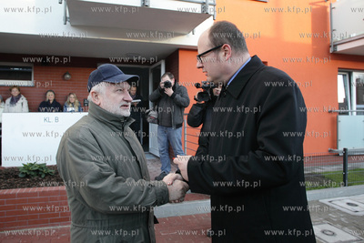 Uroczystosc przekazania kluczy nowym mieszkancom kamienic...