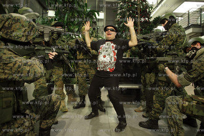 Krzysztof Skiba porywany przez komandosow w CH Manhattan...