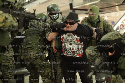 Krzysztof Skiba porywany przez komandosow w CH Manhattan...