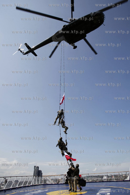 Gdynia. Swieto Morza. Pokaz dzialan antyterrorystycznych...