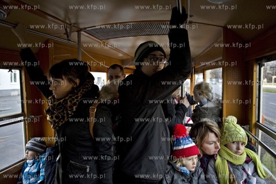Mokołajkowy tramwaj typuN z 1952r. na trasie Strzyża...