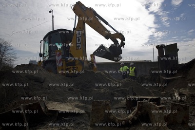 Stocznia Gdańska. Prace przy odkopywaniu schronu zbudowano...