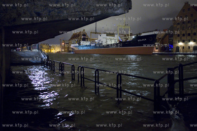 Gdańsk. Wysoki woziom wód Motławy, który jest efektem...