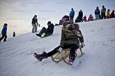 Saneczkarze opanowali górkę w Parku Ronalda Reagana....