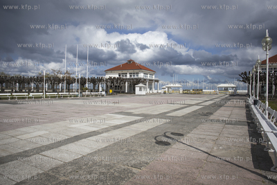 Drugi dzień swiąt wielkanocnych w Sopocie. Molo.
13.04.2020
fot....