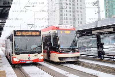 Zima w Gdańsku. Przystanek autobusowo - tramwajowy...