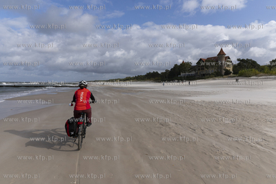 Łeb. Rowerem po plaży. Po lewej Zamek Łeba. 30.09.2023...