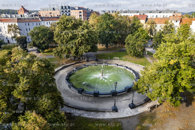 Dziewczynka z parasolką - Fontanna Guntera Grassa...