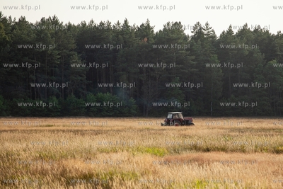 Traktor w polu, okolice Żelaza w gminie Smołdzino....