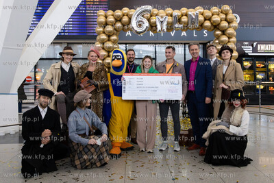 Port Lotniczy Gdańsk im. Lecha Wałęsy. Nz. Powitanie...