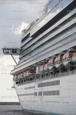 Wycieczkowiec Emerald Princess jest najwiekszym statkiem...