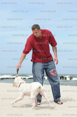 Przemyslaw Saleta ze swoim psem Milky Way, 8-miesieczna...