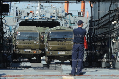 Port wojenny Gdynia Oksywie. 32 zolnierzy i 13 pojazdow...