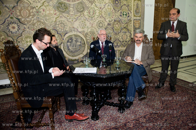 Gdansk. Ratusz Glownego Miasta. Debata pt Wojna ze...