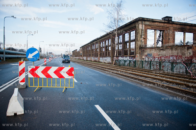 Gdansk. Dogaszanie doszczetnie spalonej hali produkcyjnej...