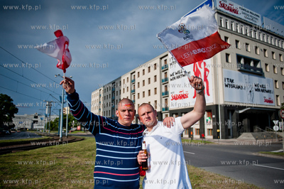 Gdansk. Polscy kibice udajacy sie do strefy kibica...