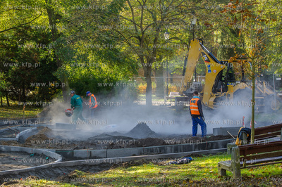 Gdansk. Jesienne, sloneczne przedpoludnie w Parku Orunskim.
Nz...