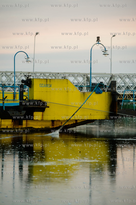 Skuta lodem Martwa Wisla na wysokosci mostu pontonowego...