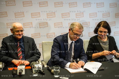 Muzeum Emigracji w Gdyni. Przekazanie osobistych pamiatek...