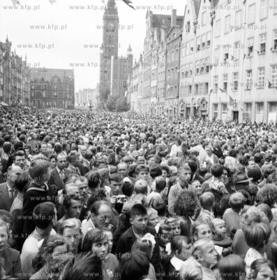 Uczestnicy wiecu na Dlugim Targu w Gdansku zwolanym...