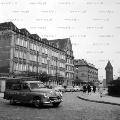 Dom Prasy na Targu Drzewnym w Gdansku. Po prawej Baszta...