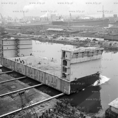 Wodowanie członu doku budowanego przez Gdańską Stocznię...