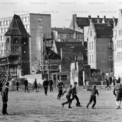 Mecz piłki nożnej pod zrujnowanymi murami obronnymi...