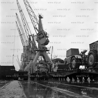 Na nabrzeżu rumuńskim w porcie gdyńskim.
10.11.1969
0002316z_listopad1969
Fot....