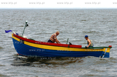 Rybacy z Mechelinek zastawiaja sieci przy ruinach starej...