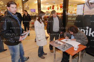 Salon EMPiK w Centrum Handlowym Auchan w Rumi. 
Spotkanie...