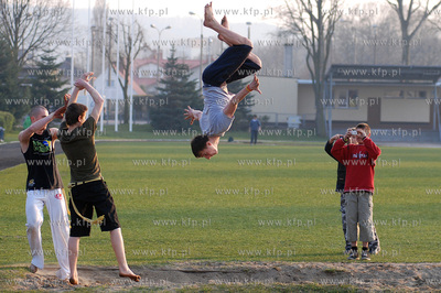 Rumia. Grupa nastolatkow trenujaca kapuere na stadionie...