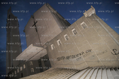 Antyklerykalne napisy pojawily sie na kosciolach w...