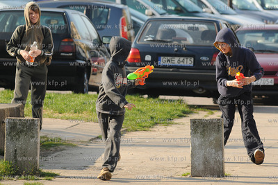 Rumia. Dzieci oblewajace sie woda w lany poniedzialek.
13.04.2009
fot....