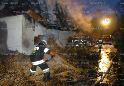 Pozar domu wypoczynkowego krytego strzecha w gospodarstwie...