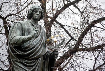 Kujawsko Pomorskie, miasto Torun. Nz. Pomnik Mikolaja...