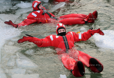 Gdynia, port jachtowy. Jak przetrwac na zamarznietym...
