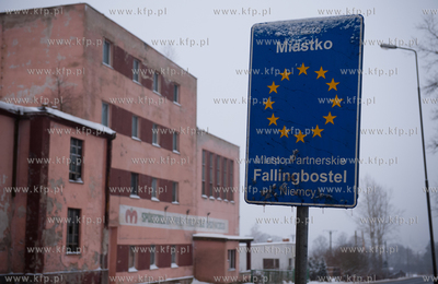 Miastko. Opustoszaly, zdewastowany budynek nieistniejacej...