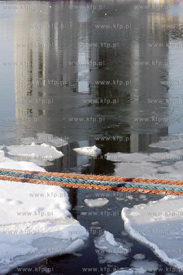 Zima w Gdynskim porcie i okolicy. Nz. Apartamentowiec...