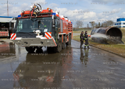 Gdansk, Rebiechowo. Nz. Szkolenie sie Lotniskowej Strazy...