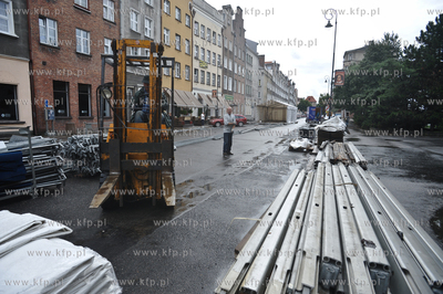 Montarz namiotow na ulicy Szerokiej dla rzemieslnikow...