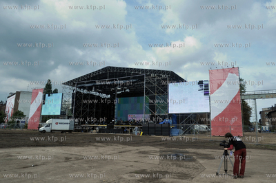 Budowa sceny glownej na ktorej w rocznice 30-lecia...