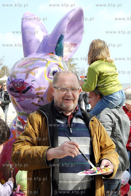 To sie nazywa miec dystans do swojego nazwiska, w malowaniu...