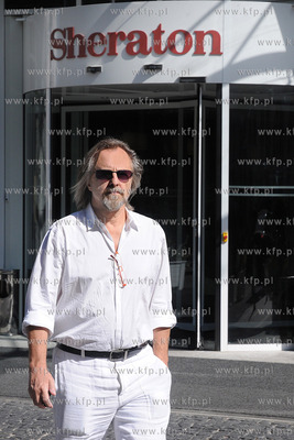 Kompozytor Jan A.P. Kaczmarek wychodzi z hotelu Sheraton...