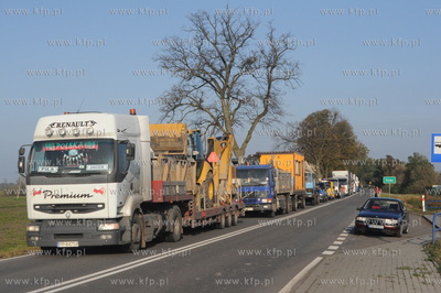 W miejscowosci Szopy na drodze Elblag - Malbork wyjezdzajacy...
